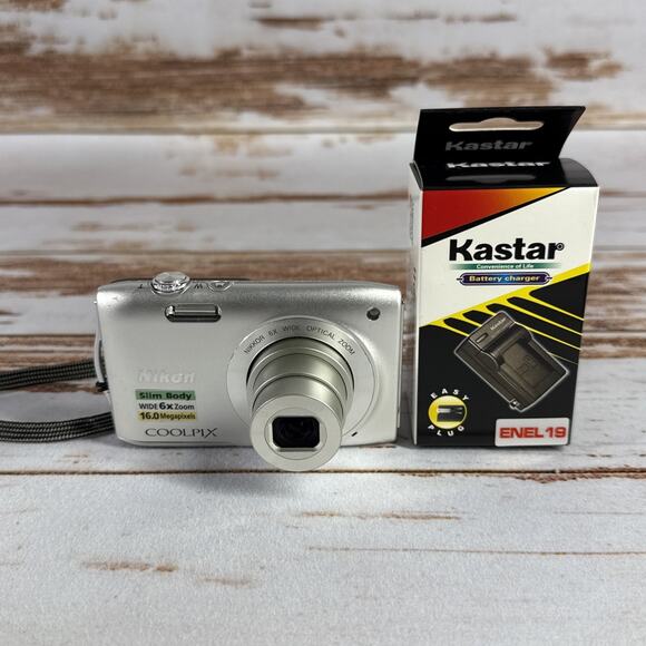 Nikon Coolpix S3200 Digital Camera 16MP, Silver, 6X Zoom, with Charger & battery - Picture 1 of 6